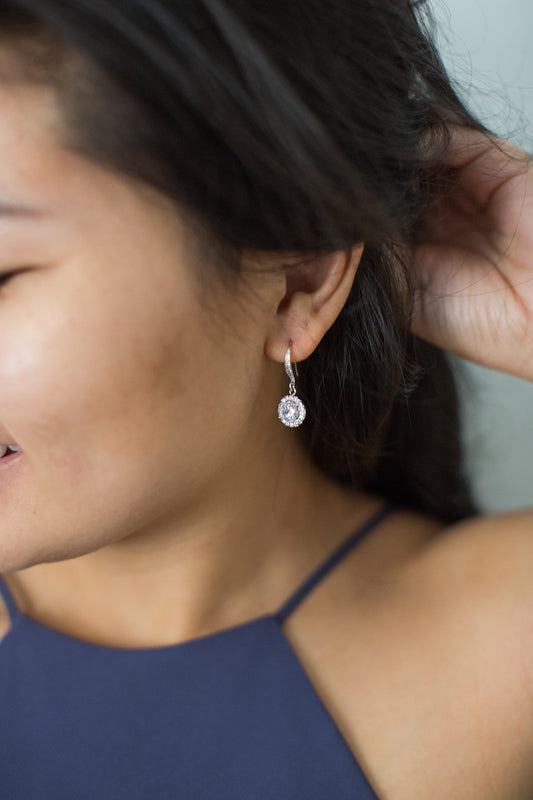 bridesmaid wearing round solitaire earrings