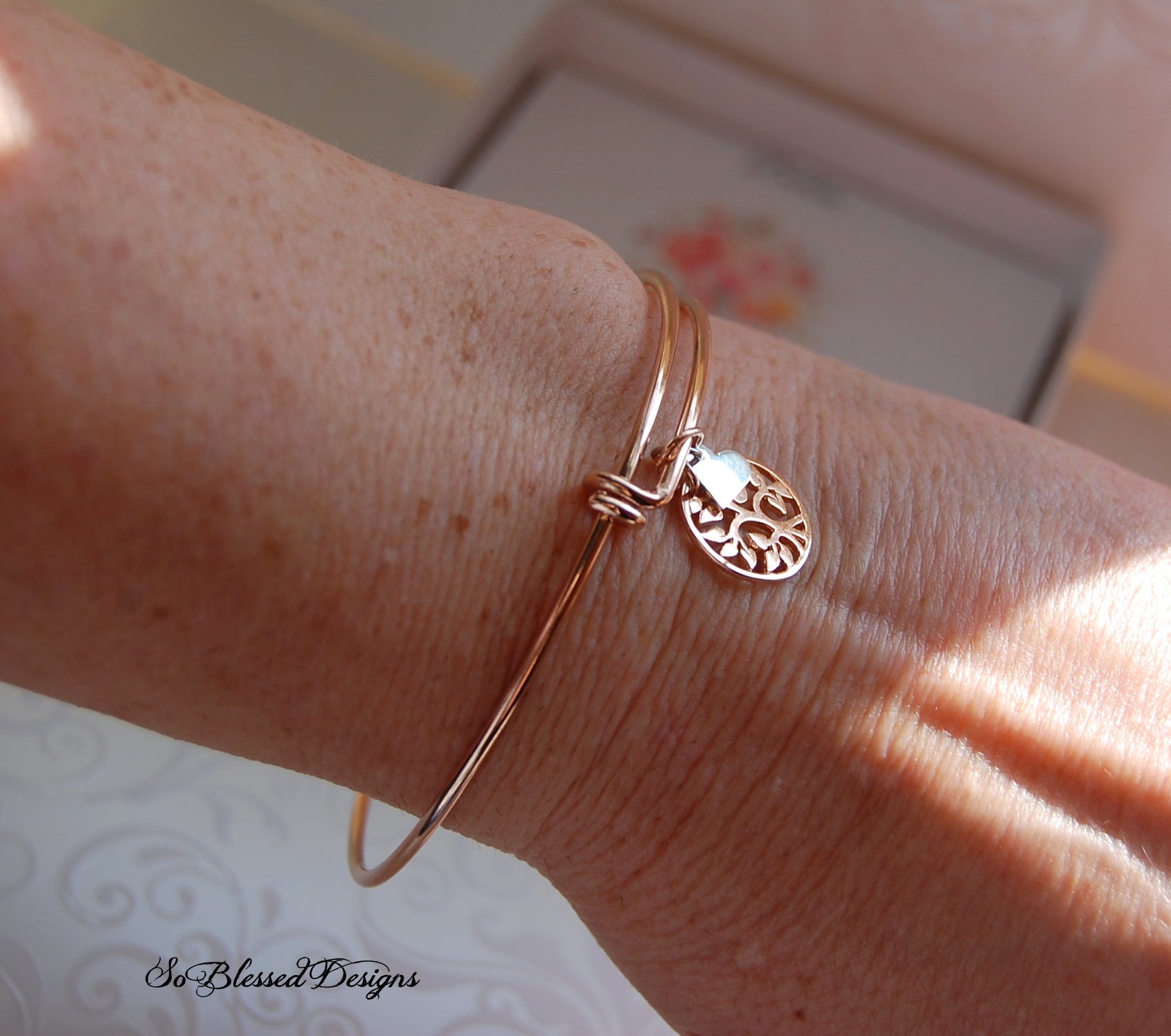 Mother of the groom wearing rose gold bracelet