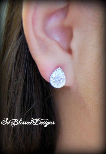 Bridesmaid wearing rose gold teardrop earrings