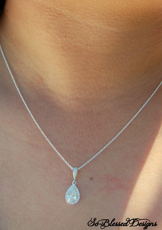 Bridesmaid wearing silver teardrop pendant for wedding 