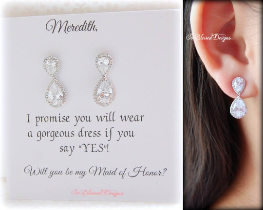 Maid of Honor wearing silver teardrop earrings