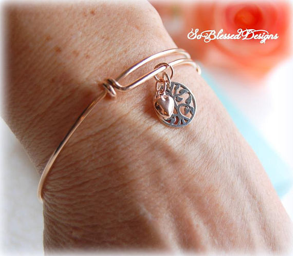 Mother of the groom wearing rose gold bracelet 
