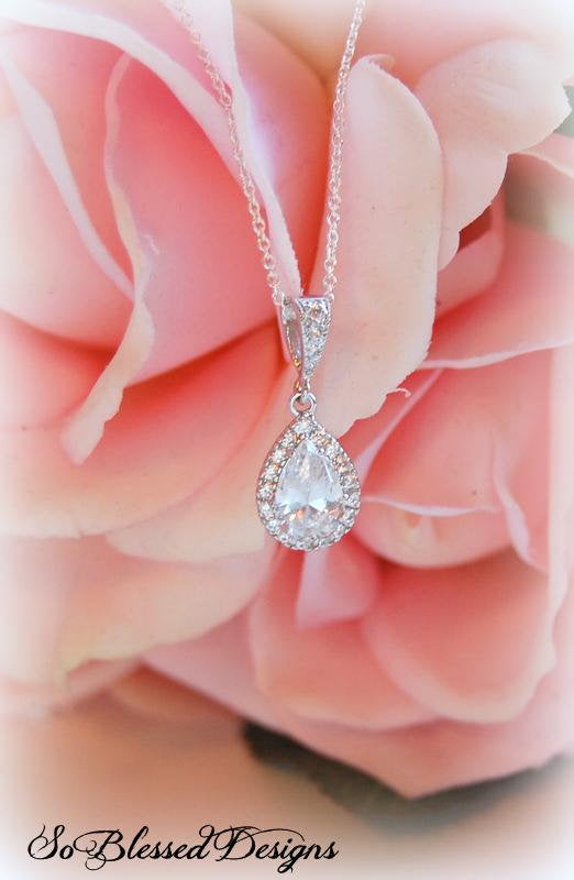 Gorgeous-silver-teardrop-pendant-necklace-for-mother-of-the-bride