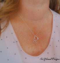Mother of the bride wearing hearts necklace on daughters wedding day