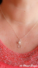 Mother of Bride wearing silver hearts and pearl necklace on daughters wedding day